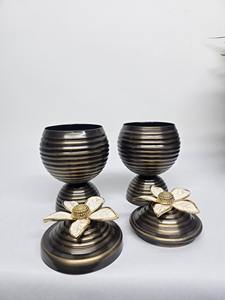 Elegante tarro metálico para dulces con tapa de flores, ideal para almacenar caramelos, chocolate y azúcar en la cocina y la mesa de comedor, procedente de la India. - Product Image 2