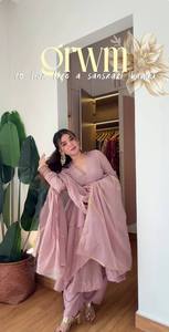 Conjunto de Ropa Étnica para Mujer, Completamente Cosido y Listo para Usar, en Tela Chanderi de Micro Algodón Pesado, con Top, Pantalón y Dupatta - Product Image 2