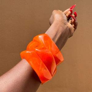 Grand bracelet manchette en résine et acétate épais, motif écaille de tortue, bijou de main pour femme, idéal pour les soirées et comme cadeau - Product Image 2