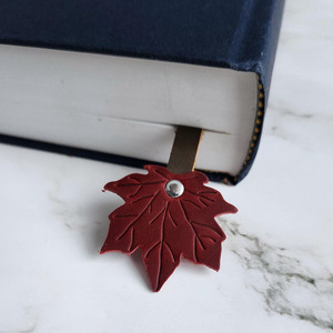 Marcapáginas de lujo de cuero con diseño de hoja de arce, duradero, diseñado para lectura elegante y uso diario, a la venta a un precio razonable. - Product Image 3