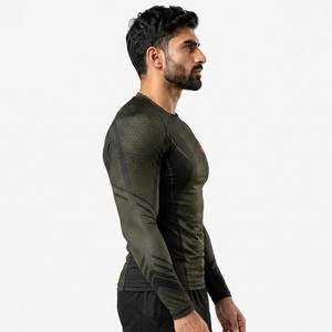Rashguard léger pour hommes, conçu pour les hommes actifs, avec tissu respirant, construction confortable et qualité durable. - Product Image 3