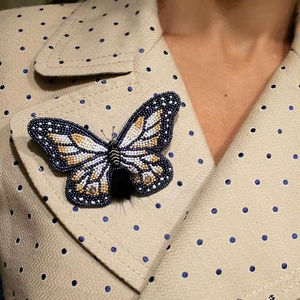 Broche papillon perlée faite à la main, en tissu et perles de rocaille, motif insecte animal, pour la décoration de vêtements féminins, costumes, manteaux et vestes - Product Image 1