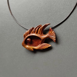 Collier avec pendentif poisson en bois, sculpté à la main, bijoux artisanaux en bois naturel, design artistique pour hommes et femmes - Product Image 1