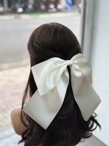 Pince à cheveux de haute qualité, accessoire de fête, 28*28cm avec longues queues, grand nœud en satin élégant du Vietnam - Product Image 1