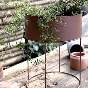 Table d'appoint en métal pour cuisine, idéale pour un espace de service supplémentaire, avec un design compact et portable - Product Image 1