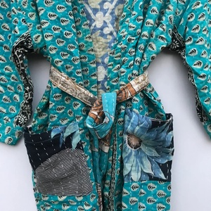Nouvelle arrivée, veste longue matelassée Kantha, pur coton, faite à la main, manches chauve-souris brodées, col en V, motif floral, écologique, pour femmes - Product Image 5