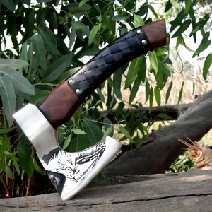 Hacha de acero grabada a mano con mango de madera y empuñadura de cuero tejido para acampar al aire libre y bushcraft. - Product Image 2