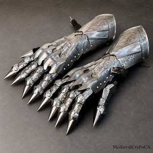 MedievalCraftsCA Gants de guerrier en acier plaqué argent gravés, style antique, pour costume de cosplay - Product Image 1