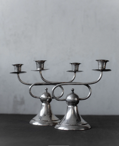 Candélabre moderne en métal à 4 lumières, porte-bougie décoratif, centre de table, finition argentée pour la décoration de la maison, des mariages et des dîners - Product Image 1