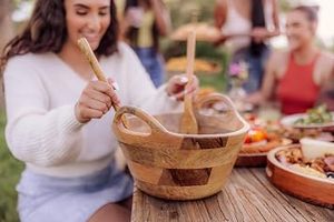 Bol de service en bois fait main avec poignées et cuillères, design en bois naturel, pour servir les aliments, décoration intérieure, bol en bois pour la cuisine - Product Image 4