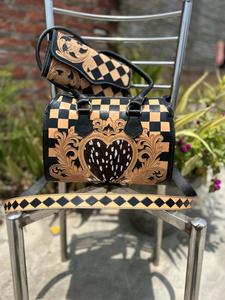 Bolso Bandolera de Viaje de Cuero de Lujo Western Speedy, Diseño a Cuadros, Grabado de Corazón, Cierre de Cremallera Negro y Marrón, Poliéster - Product Image 4