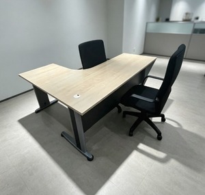 Table de conférence de bureau en forme de L moderne et durable, plateau en MDF, pieds en métal, design contemporain, mobilier commercial stable - Product Image 1