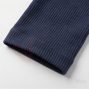 Conjunto de 2 piezas de yoga para mujer: Top corto acanalado azul marino de manga larga con cuello cuadrado y tirantes finos, y shorts de cintura alta - Product Image 6