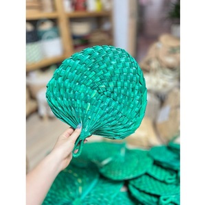 Abanico de bambú artesanal tradicional, diseñado para un estilo de vida sostenible y uso diario. - Product Image 6