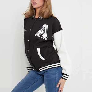 Blouson de baseball matelassé à capuche chauffant pour homme, style universitaire, décontracté, streetwear, avec logo personnalisé, collection hiver 2026 – Vente en gros - Product Image 4