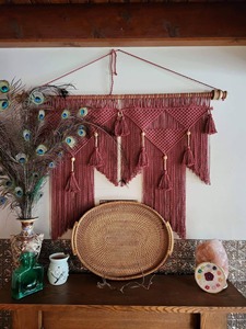 Tapiz de macramé extragrande color rojo vino para decoración de fondo de sofá, crea una pared llamativa y atractiva para la sala de estar. - Product Image 4