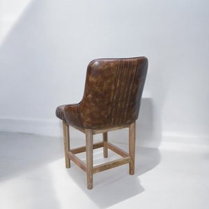 Chaise de luxe en cuir buff avec pieds en bois offrant un rembourrage ergonomique en mousse pour une assise confortable dans les espaces domestiques et les bistrots - Product Image 2