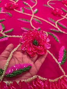 Tissu brodé de fleurs 3D de luxe avec des perles de haute qualité, des caractéristiques organiques et métalliques pour les mariages - Product Image 4