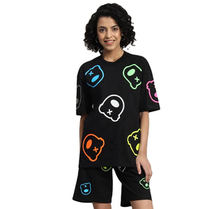 Ensemble deux pièces imprimé dessin animé noir pour femme – T-shirt oversize personnalisé et short, idéal pour les loisirs ludiques et le style urbain jeune - Product Image 3