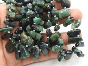 Cuentas de Esmeralda Natural en Forma de Briolette, Hilo de 8 Pulgadas, 20-15 mm de Largo, Aproximadamente Pulidas y Crudas - Product Image 4