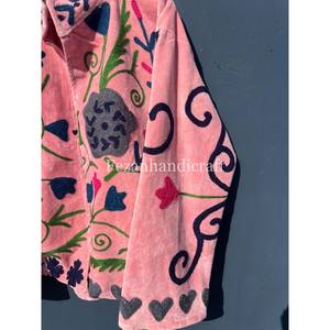 Veste en velours rose, veste brodée de fleurs ouzbèkes, manteau fait main, manteau d'hiver unisexe, veste bohème hippie, manteau pour femme - Product Image 3