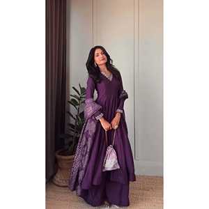 Hermoso Vestido Anarkali XL para Fiesta con Dupatta, Elegante Diseño de Pantalón - Product Image 2