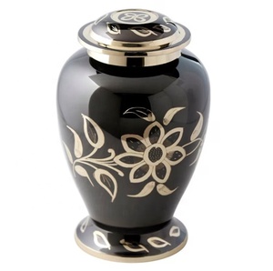 Urna de Metal Ebony Bloom con Diseño de Flores Botánicas, Acabado Negro Brillante con Detalles en Dorado, Florero Decorativo Conmemorativo con Tapa - Product Image 2