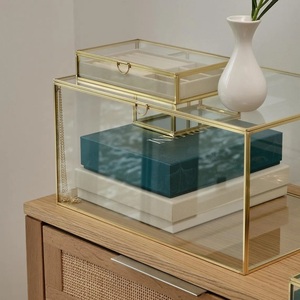 Caja de almacenamiento geométrica de vidrio con marco de cobre para cartas y papeles - Product Image 2