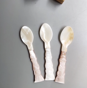 Cuillère artisanale en nacre de coquille d'huître naturelle du Vietnam pour servir du caviar, des desserts, du café, de la crème glacée, dans les restaurants - Product Image 6