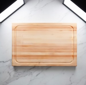 Tabla de cortar rectangular de madera natural con ranura para jugos y asa - Product Image 1