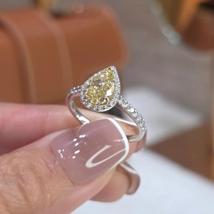 Bague de fiançailles de luxe en or bicolore 14 carats avec halo pavé de diamants jaunes fantaisie de 1,5 carat de taille poire, cultivés en laboratoire, pour femme - Product Image 3