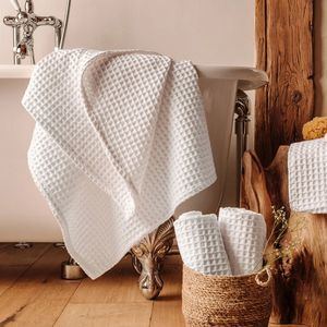 Serviette de bain en coton 100% à motif gaufré Aura blanche, douce, légère, séchage rapide, luxe - Product Image 2