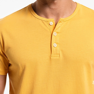 เสื้อยืดเฮนลีย์แขนสั้นสีเหลืองสำหรับผู้ชาย เสื้อลำลอง คอวี ผ้าฝ้าย 100% เสื้อเฮนลีย์แฟชั่นสตรีทสำหรับผู้ชาย - Product Image 3