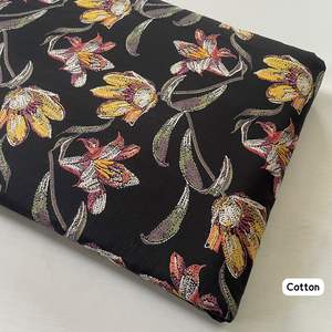 Tela de Algodón Estampada Floral con Base Negra, Material Suave y Transpirable para Vestidos, Kurtis, Camisas, Uso en Textiles del Hogar y Costura - Product Image 2