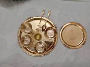 Juego de Platos Redondos de Latón Vintage con Patrón de Plantas Grabado, Vajilla Metálica Hecha a Mano para Regalo de Boda y Uso Doméstico - Product Image 5