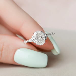 แหวนเพชรทรงรี แหวนหมั้นเพชรสำหรับผู้หญิง ทอง 14k สไตล์คลาสสิก เพชรเพาะเลี้ยงในห้องปฏิบัติการ รับรองโดย IGI เครื่องประดับเพชร - Product Image 1
