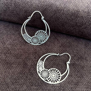 Boucles d'oreilles géométriques en argent faites à la main, mandala complexe, bijoux ethniques bohèmes pour femmes - Product Image 3