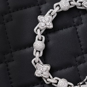 Pulsera Dvars Diamond Clover con Moissanita VVS, Plata de Ley 925 Bañada en Oro, Pasa el Test de Diamantes, Corte Brillante Clásico - Product Image 4