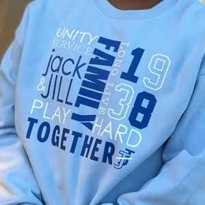 แจ็คแอนด์จิลเสื้อสเวตเตอร์คอกลมสีฟ้าอ่อนยูนิตี้แฟมิลี่ 1938 เสื้อสเวตเตอร์กราฟิกสำหรับผู้ชายและผู้หญิงชุดลำลองแขนยาว - Product Image 4