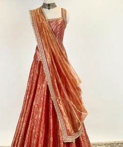 Ensemble Choli traditionnel de qualité supérieure, comprenant un Lehenga Banarasi avec broderies lourdes et un Dupatta, taille unique, idéal pour les fêtes et les mariages. - Product Image 1