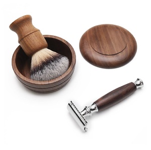 Ensemble de rasage comprenant une brosse à raser en bois de rose Maclura avec poils synthétiques dans un bol en bois et des rasoirs de sécurité à double tranchant. - Product Image 3