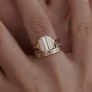 Anillo de compromiso de oro de 14k para mujer con diamante de corte esmeralda y engaste de púas estilo floral - Product Image 2
