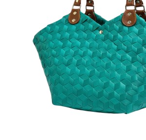Sac fourre-tout élégant en cuir marron avec poignée tressée en plastique et sac fait main, sac de plage chic pour femme en bleu sarcelle festonné - Product Image 3
