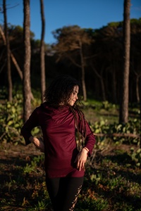 Top con capucha de manga larga para mujer, estilo bohemio ligero, perfecto para usar en capas y para festivales - Product Image 2