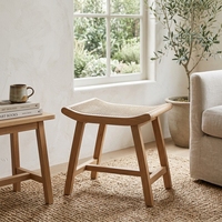 Tabourets de spa écologiques modernes, structure en teck massif, assise courbée en rotin tressé artisanal, meubles d'appoint pour chambre d'hôtel