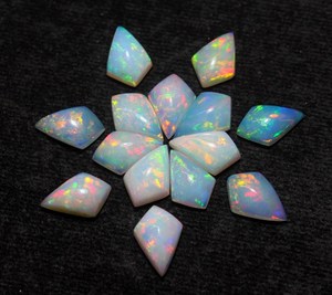 Opale en forme de cerf-volant, pierre naturelle d'Éthiopie, 11x7mm, cabochon, jeu de couleurs multicolores pour la fabrication de bijoux en gros - Product Image 1