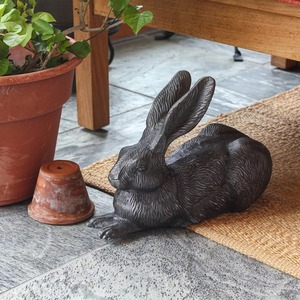 Sculpture de lapin noir faite à la main, décoration de table contemporaine, figurine artistique pour salon - Product Image 1