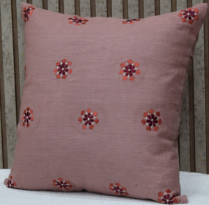 Housse de coussin brodée 100 % lin rose, motif floral, faite à la main, pour canapé, chambre, décoration intérieure – Fabricant - Product Image 3