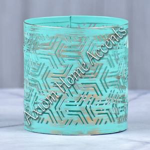 Ensemble de bougeoirs sophistiqués avec un design moderne et une finition élégante pour la décoration de la table à manger par Axiom Home Accents - Product Image 2