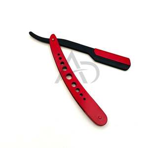Rasoir de barbier rouge et noir à double tonalité, lame métallique tranchante, manche rouge avec découpes circulaires - Product Image 5